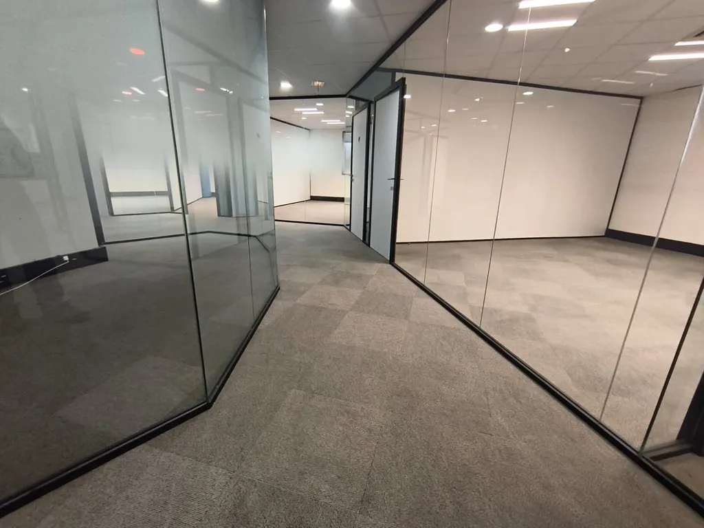 Débarras de bureaux professionnels au Havre : la solution en fin de bail ou pour la revente