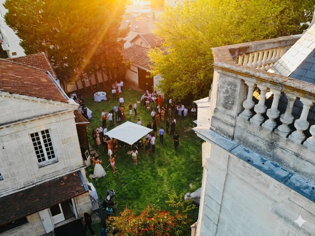 Célébration d'un mariage dans le jardin du château