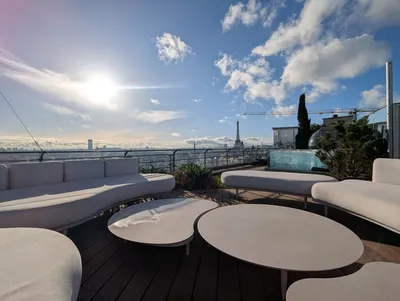 Fabrication sur mesure d'un spa inox avec paroi vitrée en angle: un projet en plein cœur de Paris!