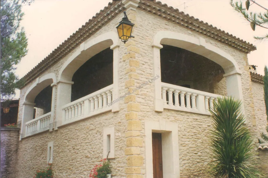 Balustrade en pierre blanche d'Estaillades