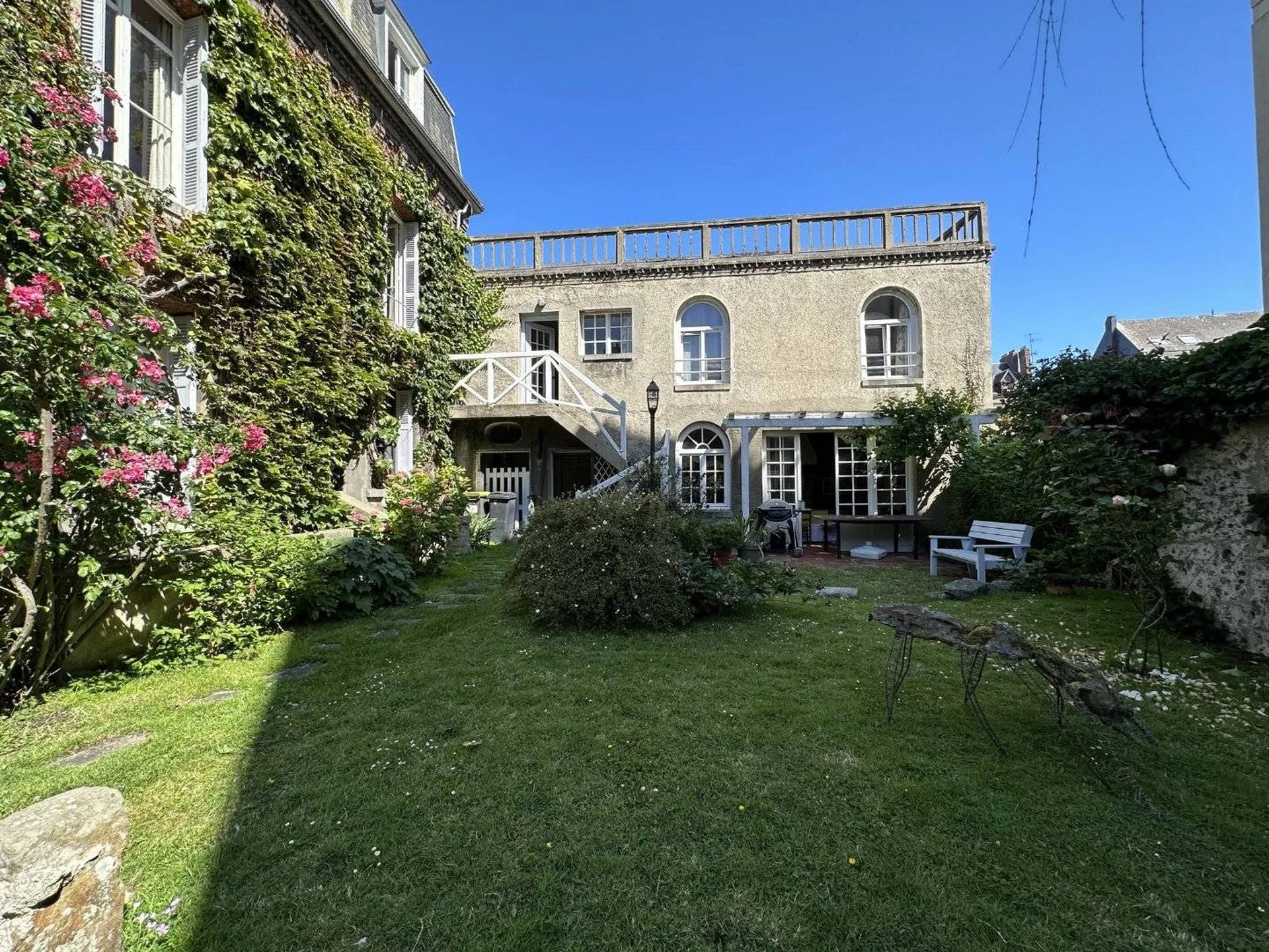 A vendre Maison historique de 248m² du 19e siècle offrant un charme d'époque, sur un terrain de 350m2 à Dieppe.