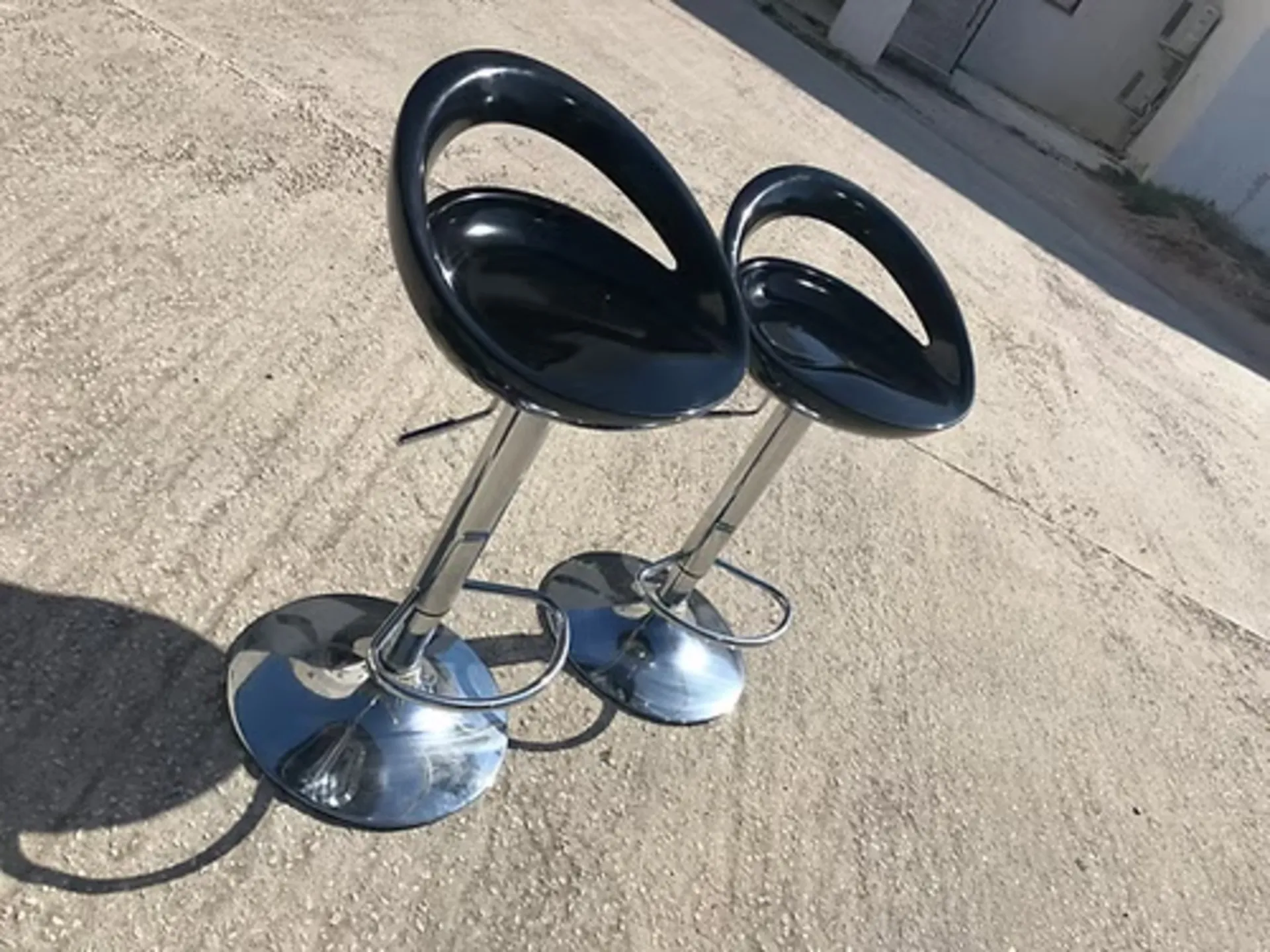 LOT DE 2 CHAISES DE BAR NOIRE PLASTIQUE