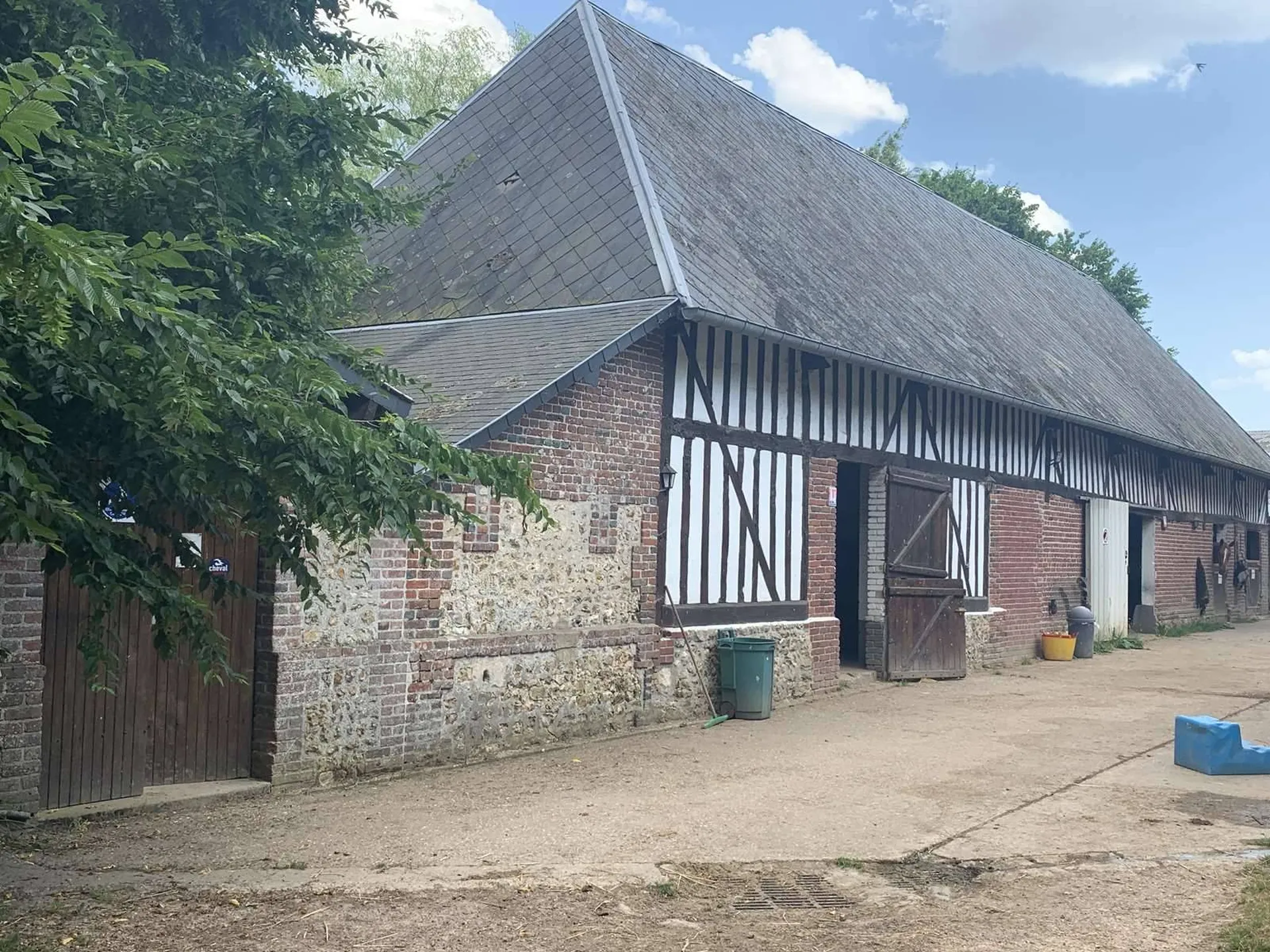 A vendre PAYS d’AUGE du CALVADOS : REGION LISIEUX : STRUCTURE EQUESTRE POUR CHEVAUX DE SELLES SUR 10 HA