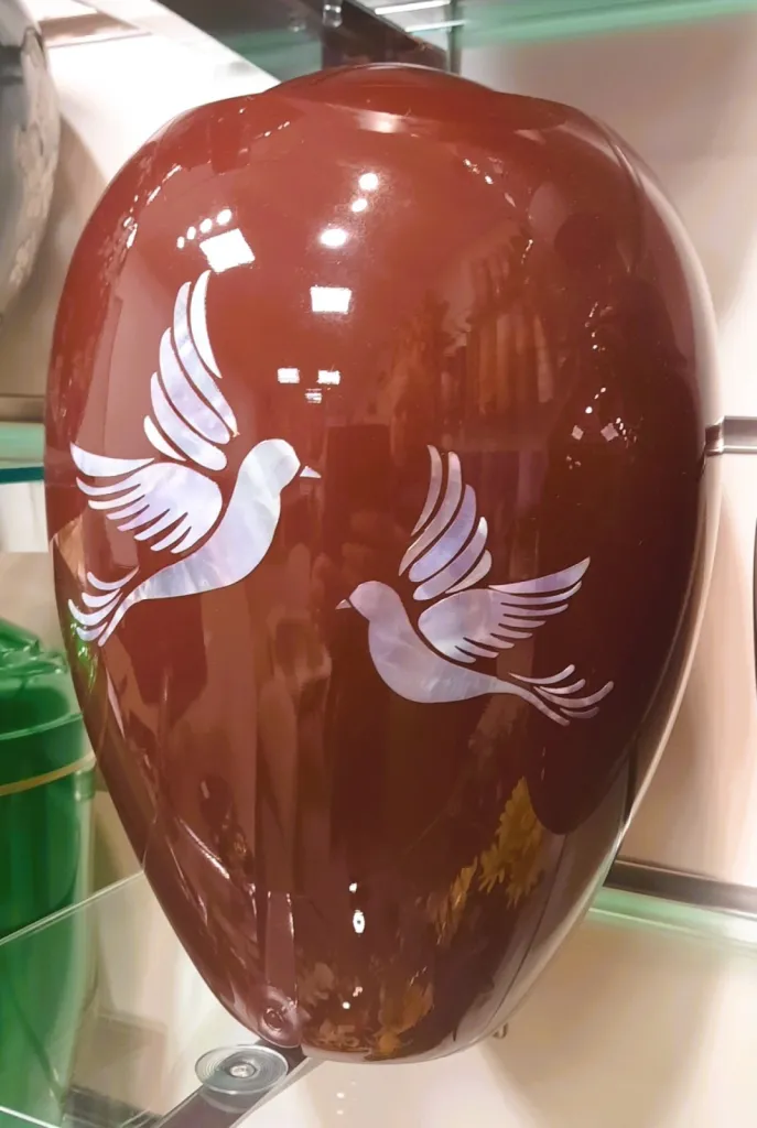 Urne en résine motif oiseaux nacrés large choix d'urnes funéraires chez Pompes funèbres Pinault Lyon
