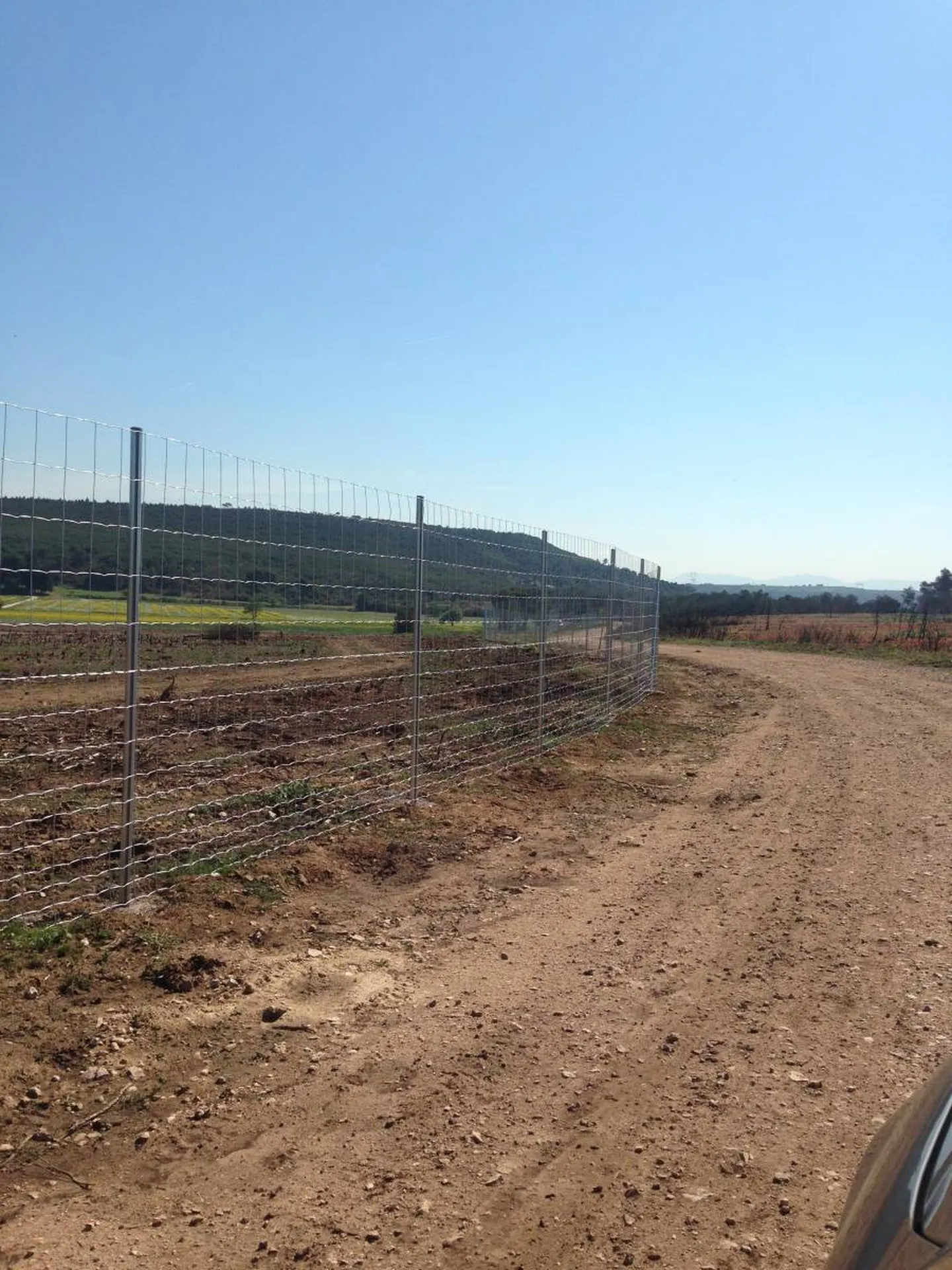 Installation d'une clôture chez un particulier sur le plateau de Vitrolles