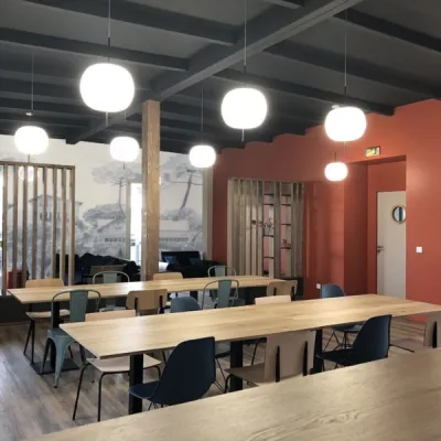 Agencement d’espace collaboratif à Martillac, optimisé pour fluidifier les circulations et stimuler la communication interne, par l’Atelier D. architecte d’intérieur à Bordeaux.