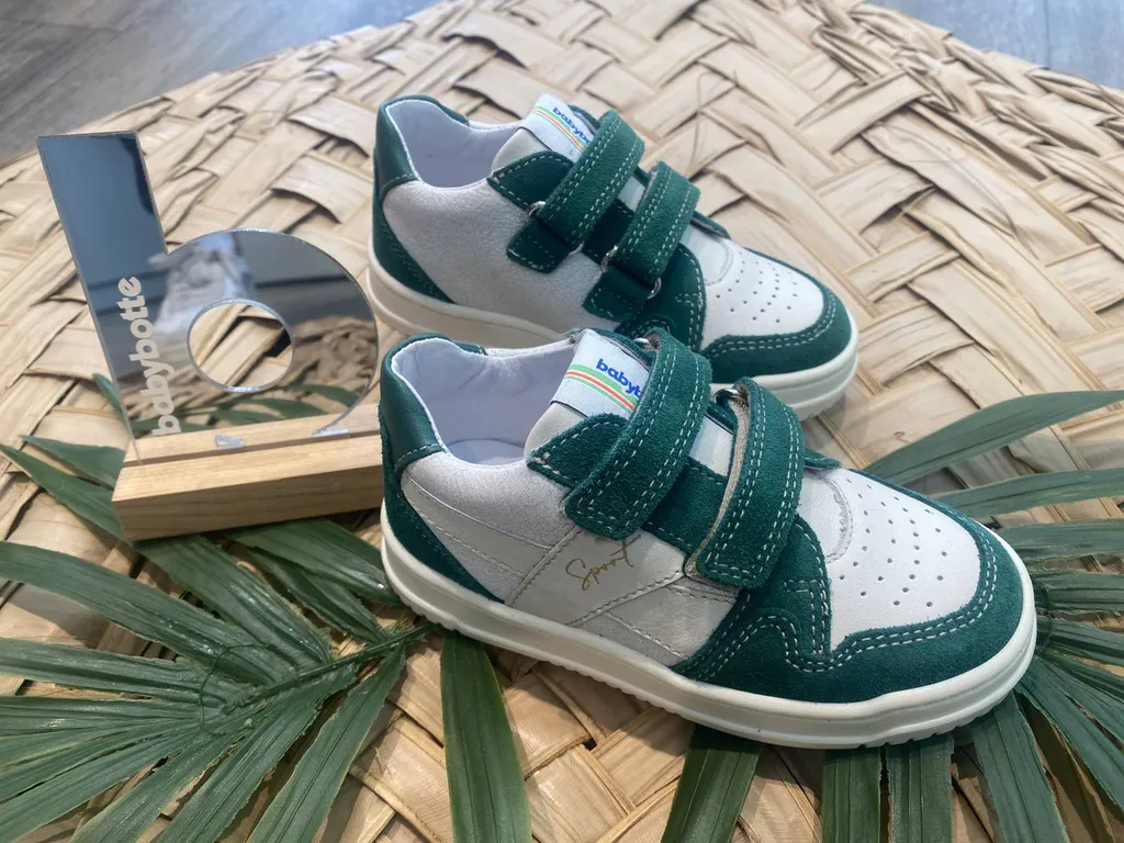 Basket cuir garçons à velcros proche de Moulon