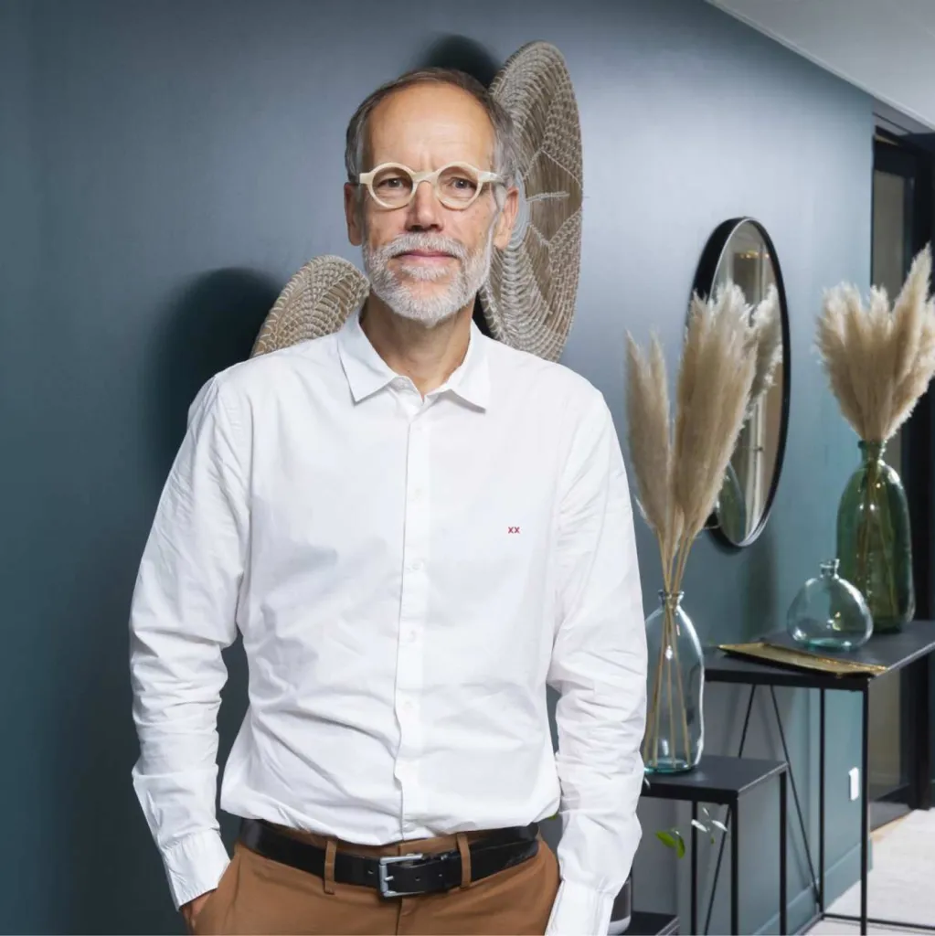 photographe corporate Lyon pour portrait en entreprise choix entre le décor naturel de l'entreprise ou installation d'un studio mobile avec le fond coloré ou neutre de votre choix