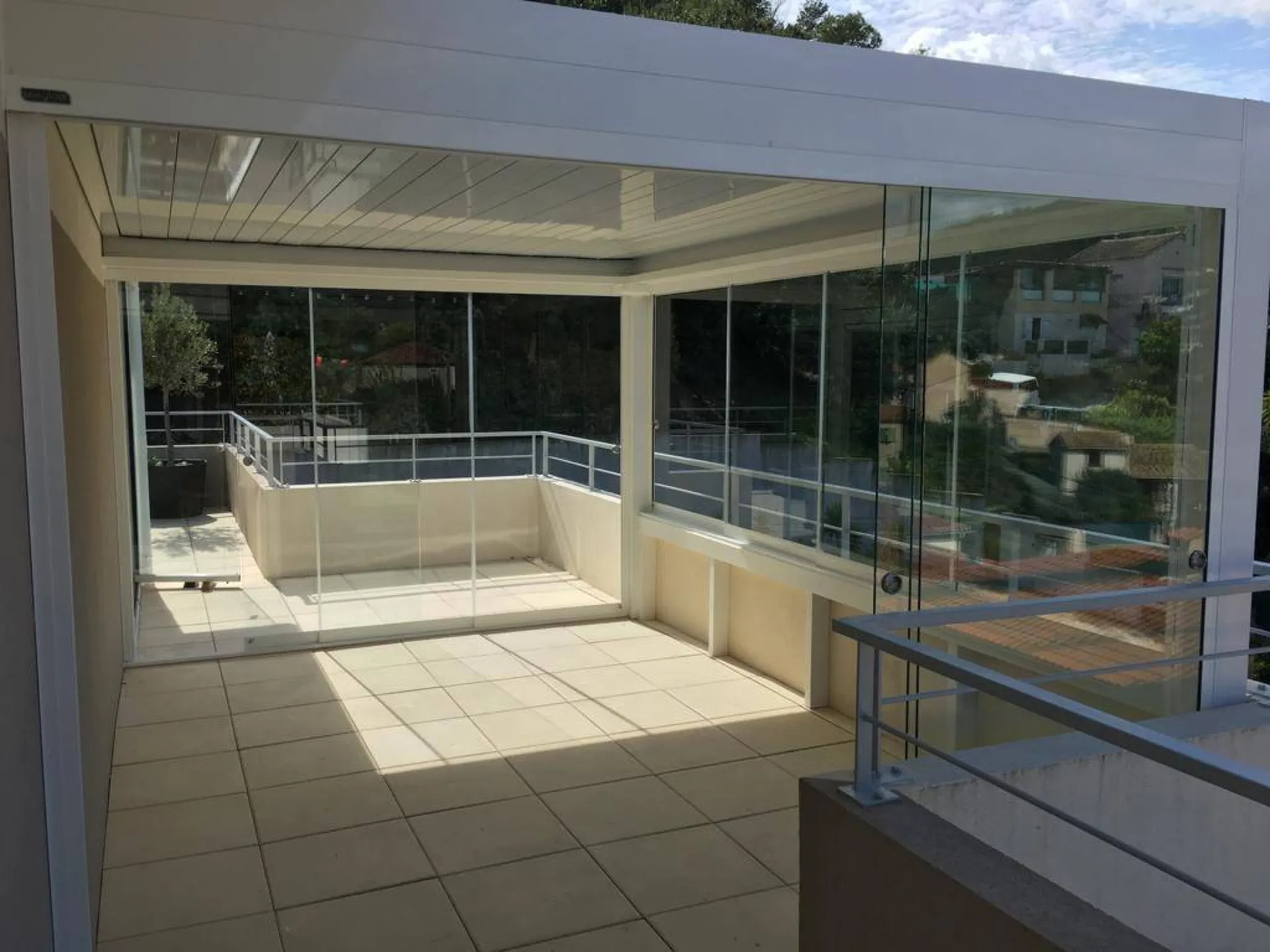 Pergola fermée avec des rideaux de verre a Nice 06