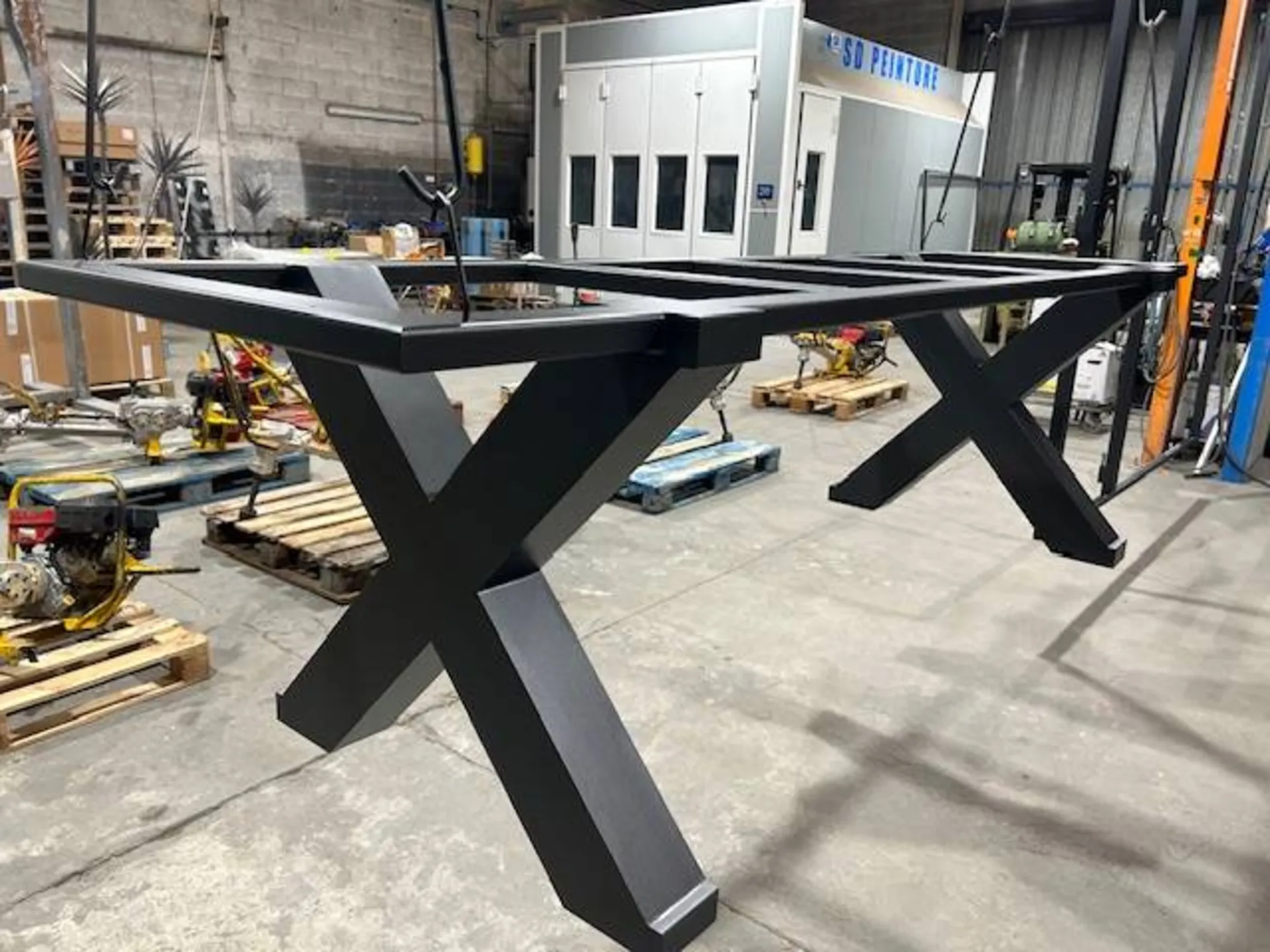 Thermolaquage d'un pied de table en noir fine texture