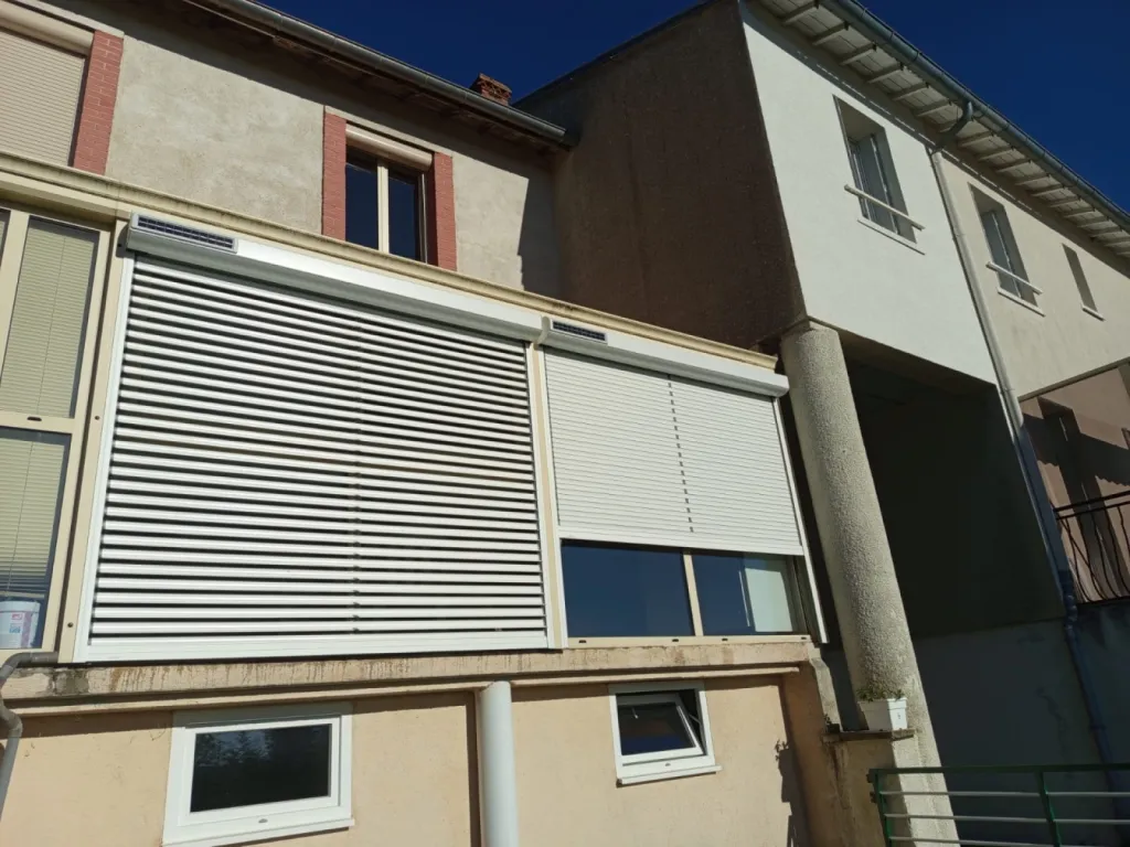 Pose de volet roulant aluminium blanc avec motorisation solaire et lames orientables à La Chaise-Dieu à côté du Puy-en-Velay en Haute-Loire