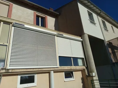Pose de volet roulant aluminium blanc avec motorisation solaire et lames orientables à La Chaise-Dieu à côté du Puy-en-Velay en Haute-Loire