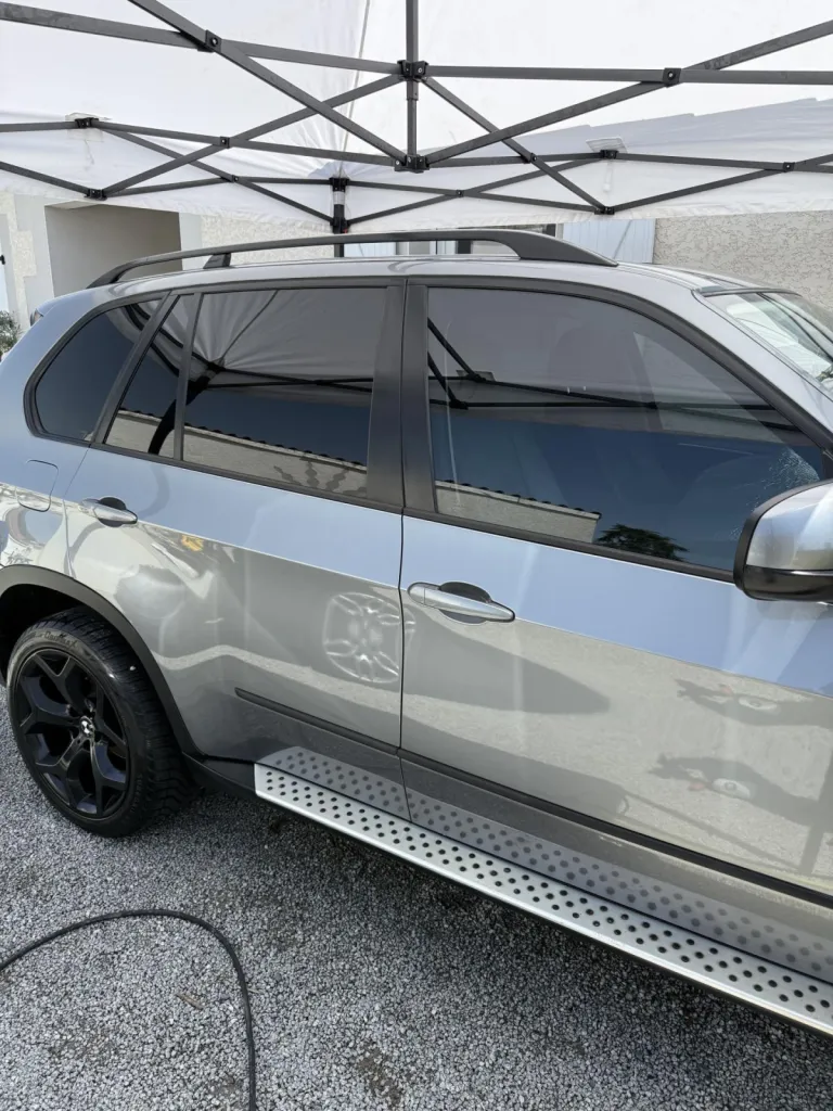 BMW X5 remis à neuf : lustrage complet et restauration des plastiques ternis à Cuzieu
