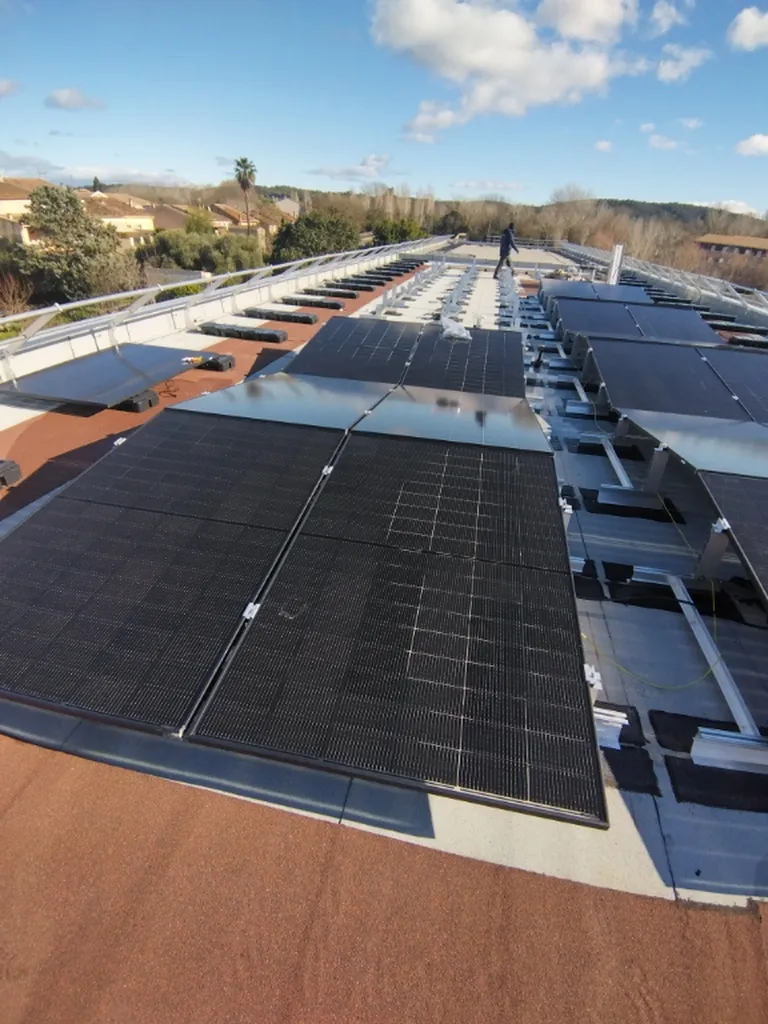 Installation photovoltaïque sur le toit terrasse d'une école dans le Varv