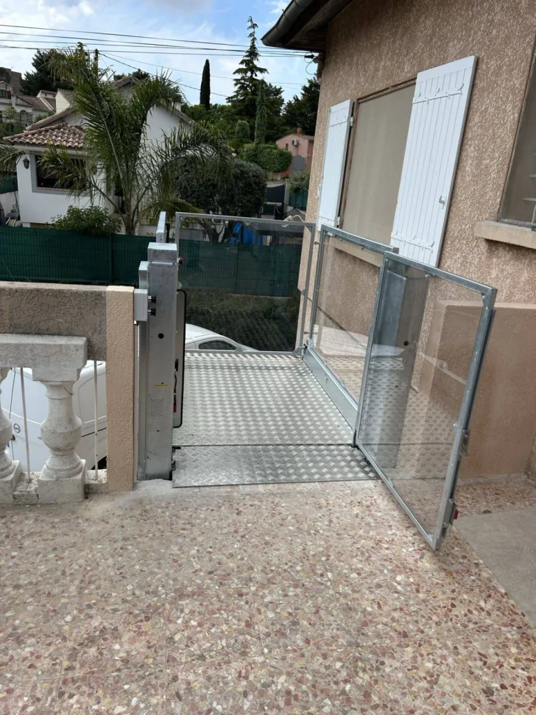 Compliqué de manipuler portes et fauteuil. Cette Strategos est équipée de portillons motorisés pour faciliter le quotidien à Marseille