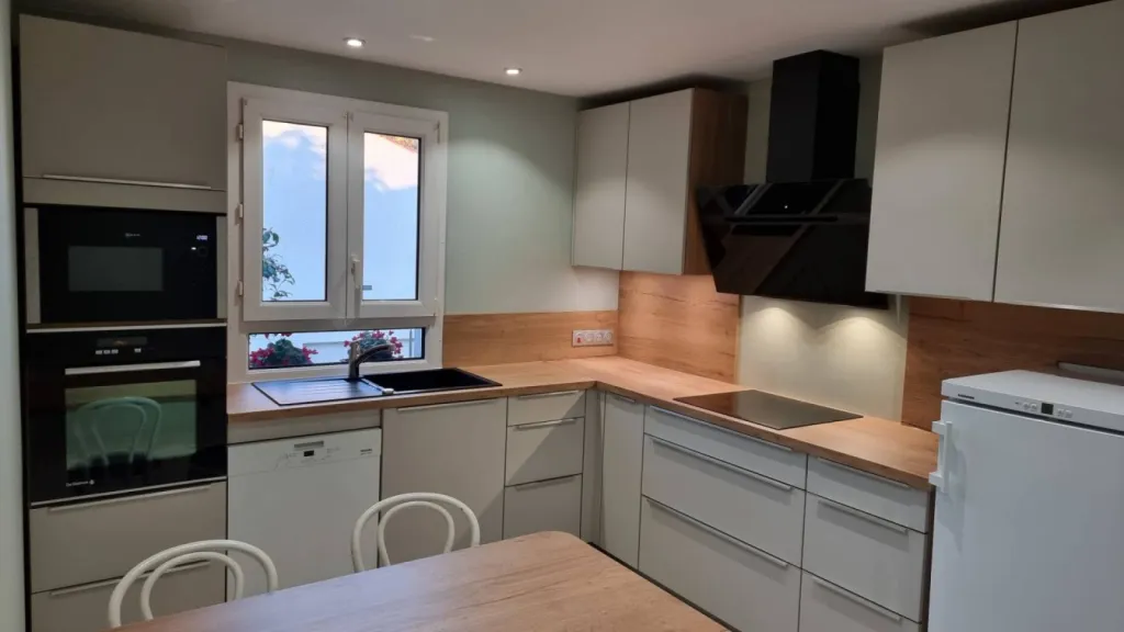 Réalisation d’une cuisine équipée en façade coloris sable anti trace de doigts et mélange bois sur Léguevin