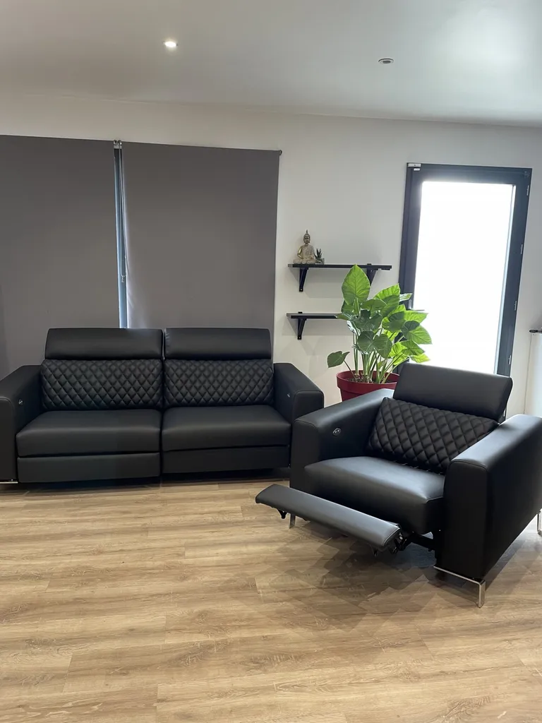 Rénovation d’un canapé en Skaï noir proche de Bordeaux 