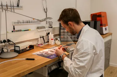 Nettoyer et entretenir son appareil auditif à Saint-Selve proche de la Brède