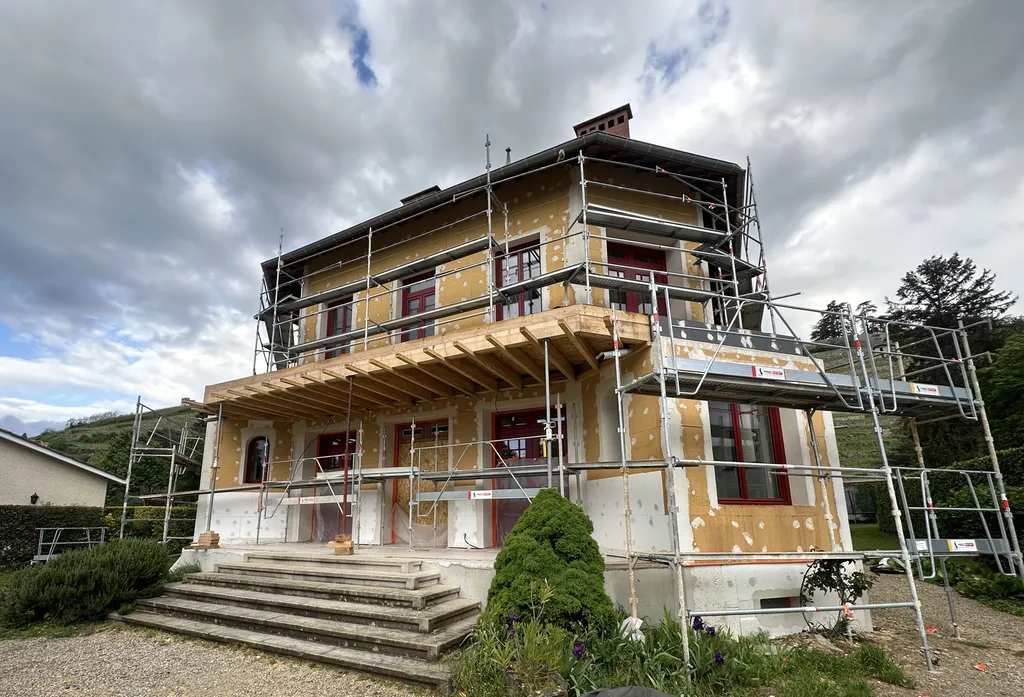 Isolation thermique par l'extérieur en fibre de bois sur maison ancienne à Condrieu en Rhône-Alpes
