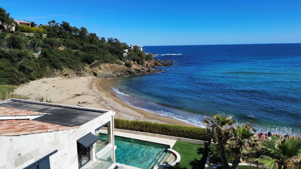 Piscine et vue mer