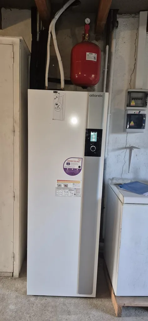 Module hydraulique intérieur d'une pompe à chaleur performante installée à Bordeaux (33000)