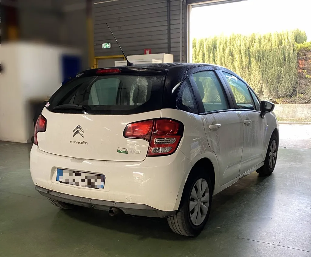 Une Citroën C3 effectue son CT chez Autosur Martigues près d'Istres
