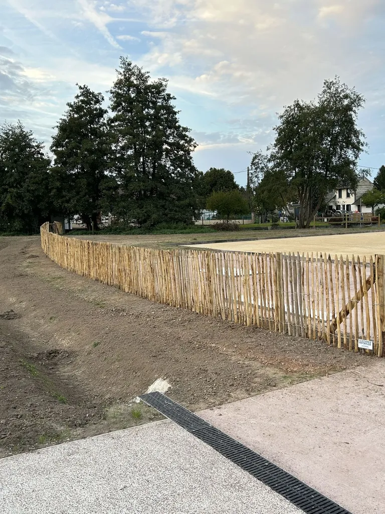 Vous recherchez une solution d'aménagement extérieur qui allie l'authenticité du bois à une fonctionnalité éprouvée, particulièrement adaptée aux bords de mer ? Clôtures Bataille, votre entreprise spécialisée dans l'installation de clôtures, vous propose 