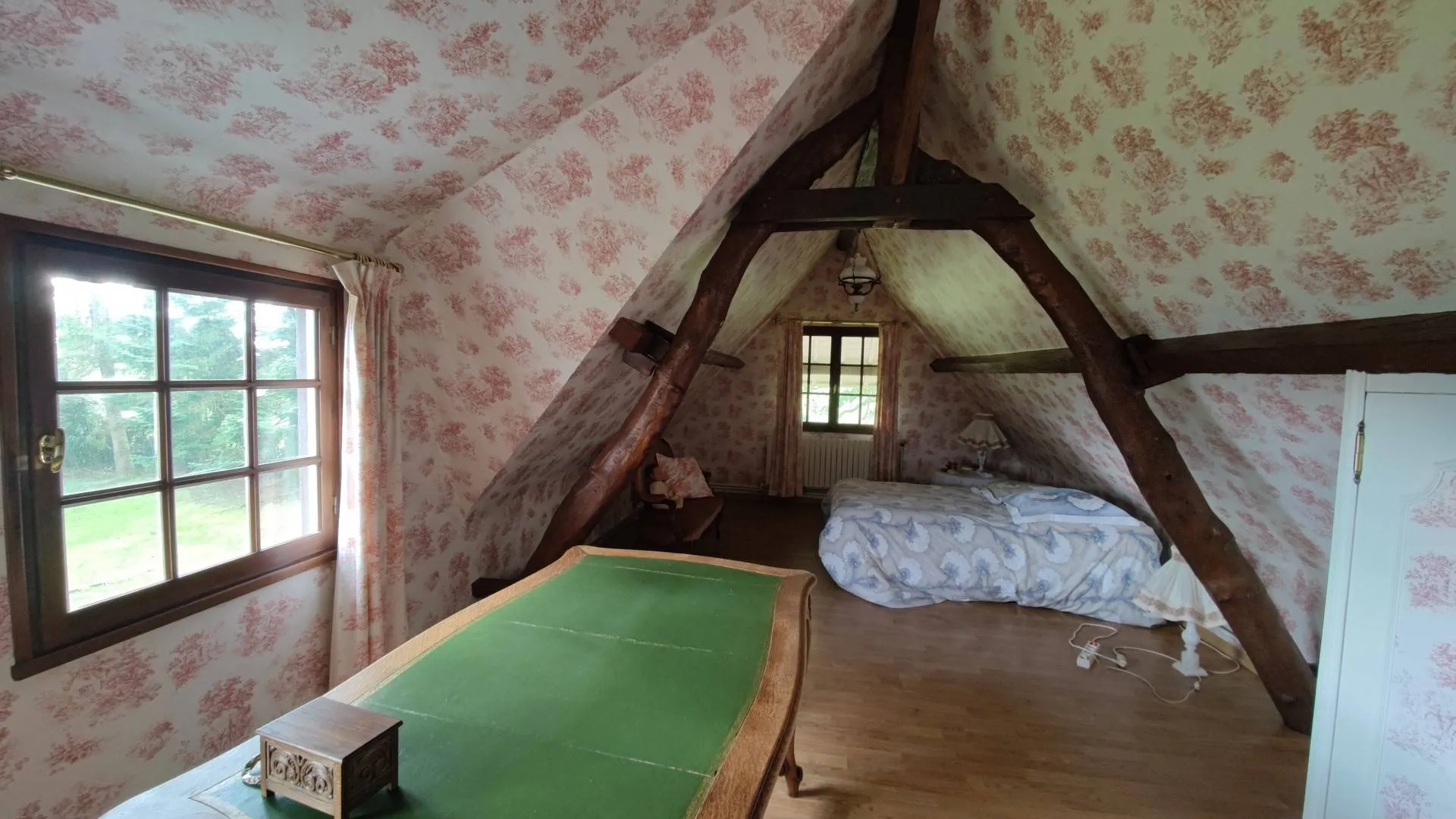 Longère de 153 m² avec dépendance sur 3300 m² de terrain, dans un village calme située à 20 mn de la Mer et de Dieppe, en Normandie, proche d'un bourg tous commerces.