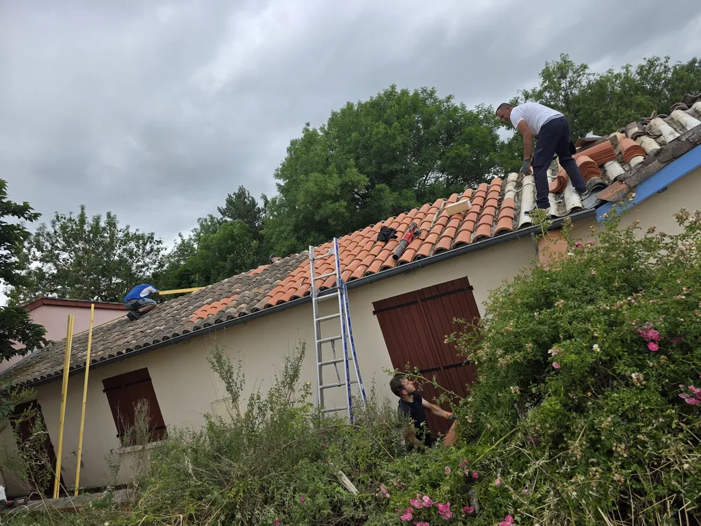 Rénovation toiture Villeneuve-lès-Avignon : remplacement de tuiles, faîtage et crochets anti-tempête