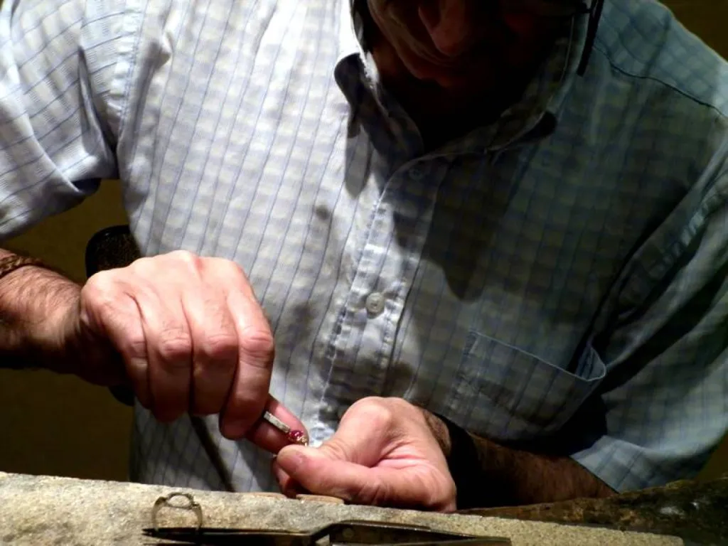 Réparations, fabrications, travail à façon, transformations, création de bijoux.