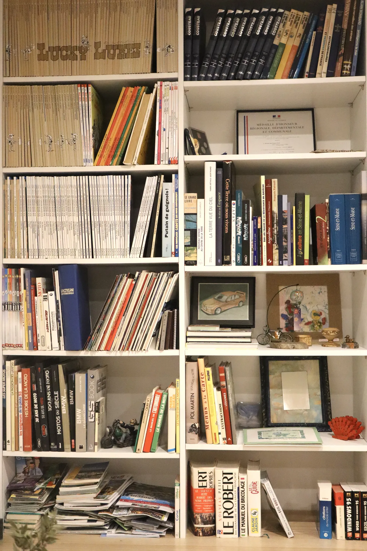 Un meuble TV sur mesure intégré à une biblio-cinémathèque contemporaine pensée pour un espace culturel en Ardèche