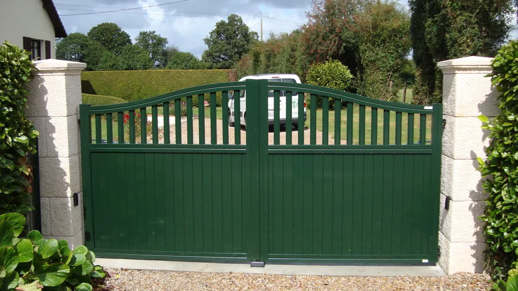 Installation de Portail en aluminium Battant Motorisé, Modèle Classique Semi-Ajouré Sur-Mesure à Bourg Achard dans l'Eure 27 et Le Bosc-du-Theil