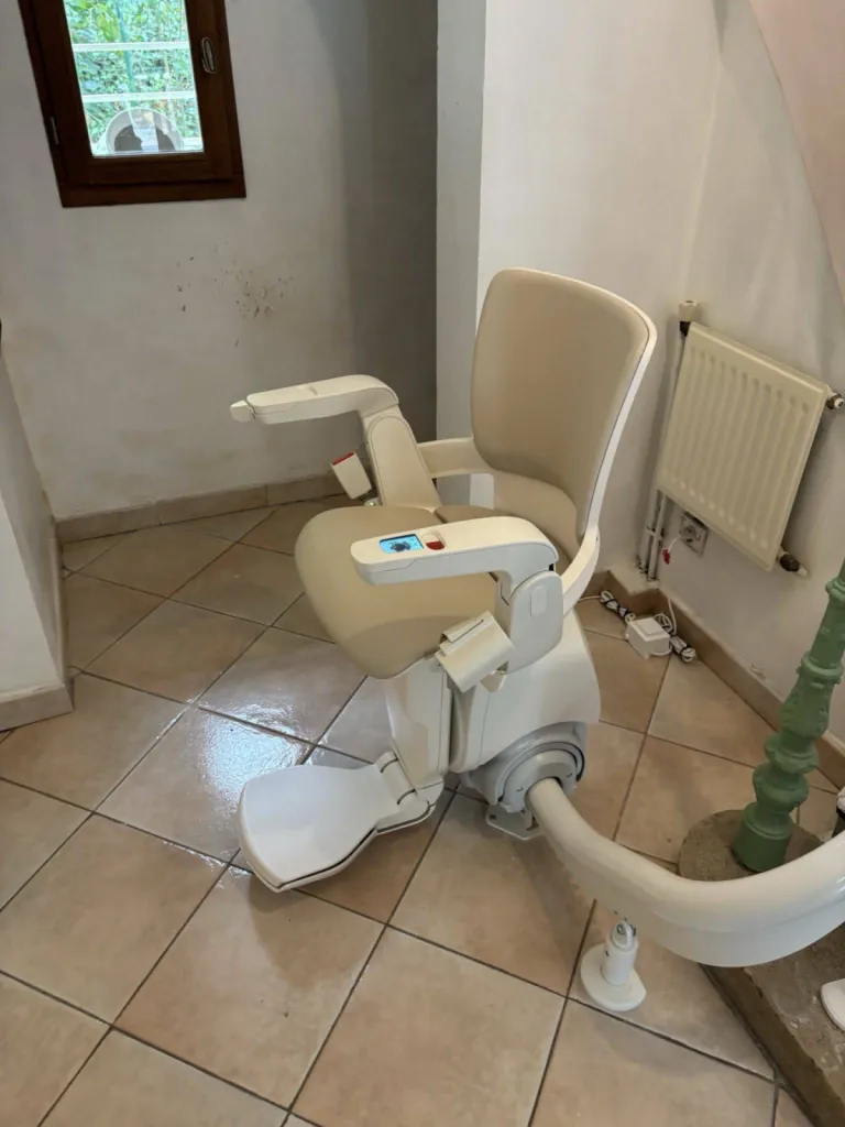 Ce fauteuil monte escalier OTOLOFT Smart dans un escalier intérieur tournant à Marseille n'attend que sa passagère