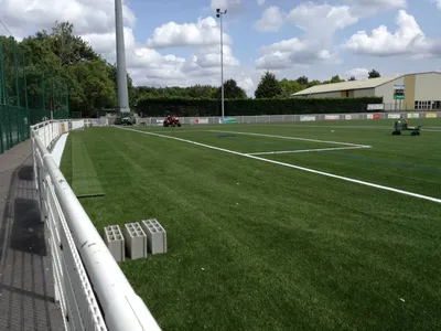 Réhabilitation d'un terrain de football en pelouse synthétique 