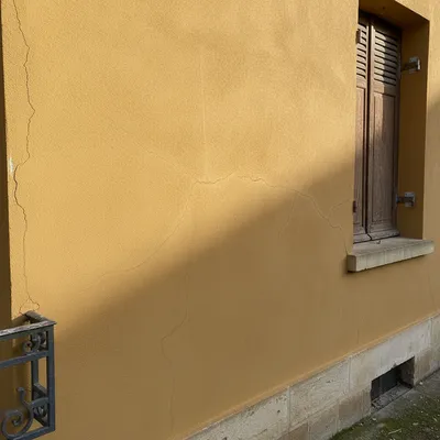 Entreprise spécialisée en rénovation de façade à Colomiers avec traitement des fissures jusqu’à 0,5 mm par résine acrylique épaisse et pontage technique conforme classement D3 en Haute-Garonne 31