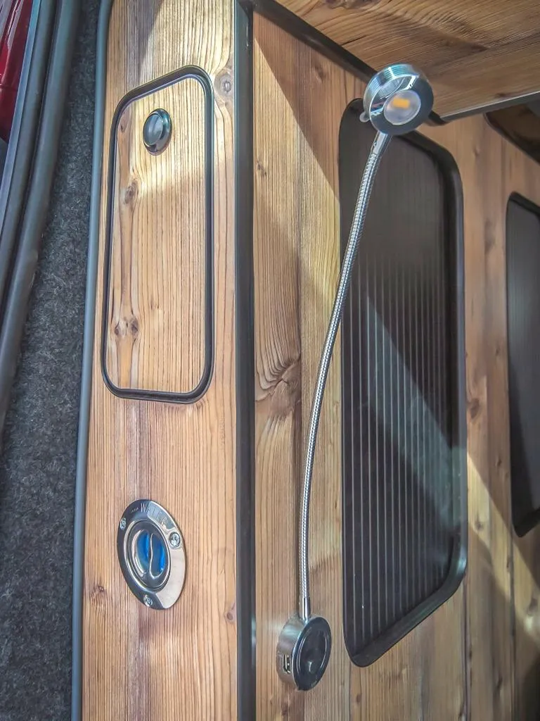 Aménagement intérieur d'un Ford Transit Custom Court sur-mesure à Annecy : van au style chalet alpin pour la Haute-Savoie