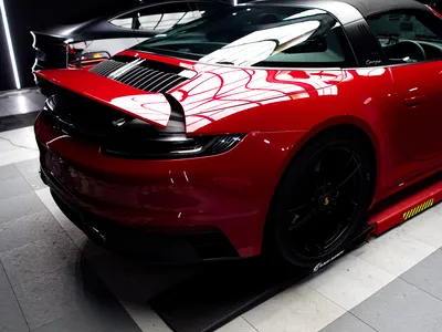 Détails de la pose du film PPF sur les courbes de la Porsche 992 Targa.