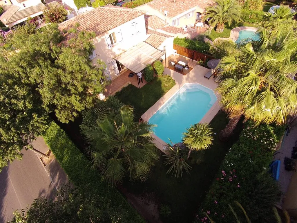 vue aérienne du jardin avec piscine
