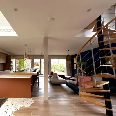 Grande pièce de vie ouverte et lumineuse, par l’Atelier D. architecte d’intérieur à Bordeaux