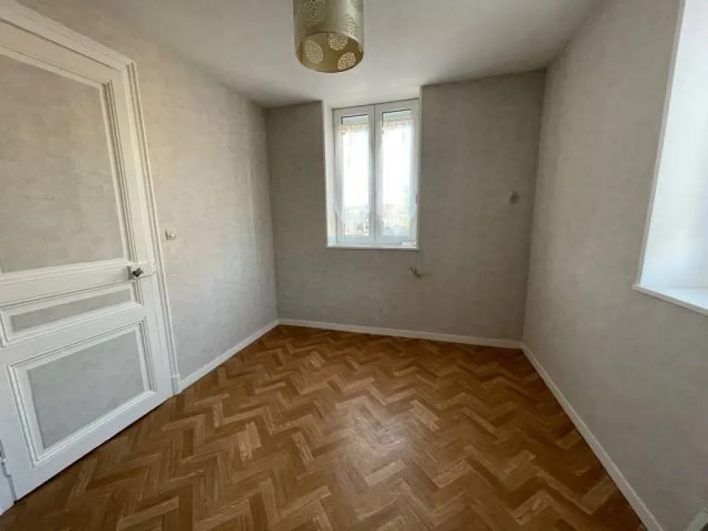 A acheter ensemble immobilier avec un immeuble de 3 appartements, une maison et 8 garages sur un terrain de 700m² sur la commune de CAUDEBEC LES ELBEUF 76320