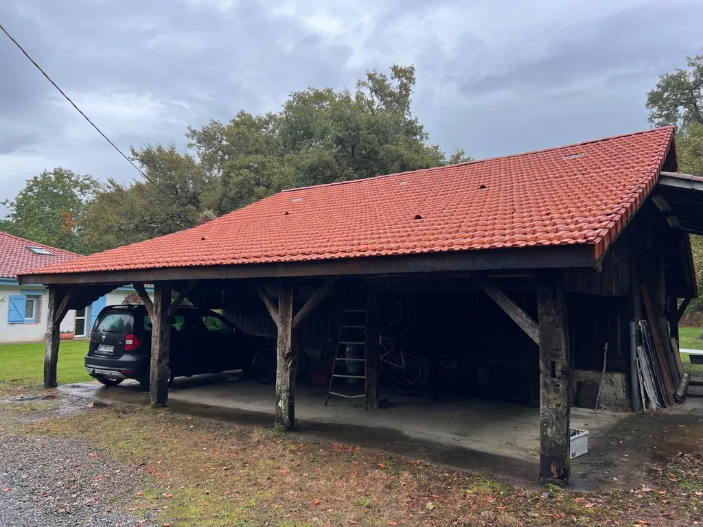 Rénovation de toiture avec remplacement de tuiles et gouttières en zinc à Ychoux pour une grange durable