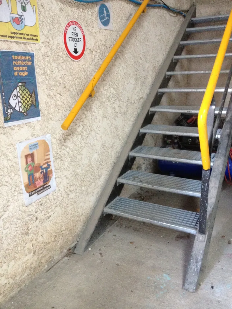 FABRICATION DANS NOS ATELIERS DE FERRONNERIE A MARTIGUES D'UN ESCALIER INDUSTRIEL AVEC RAMPE ET MAIN COURANTE MARCHES EN CAILLEBOTIS 13