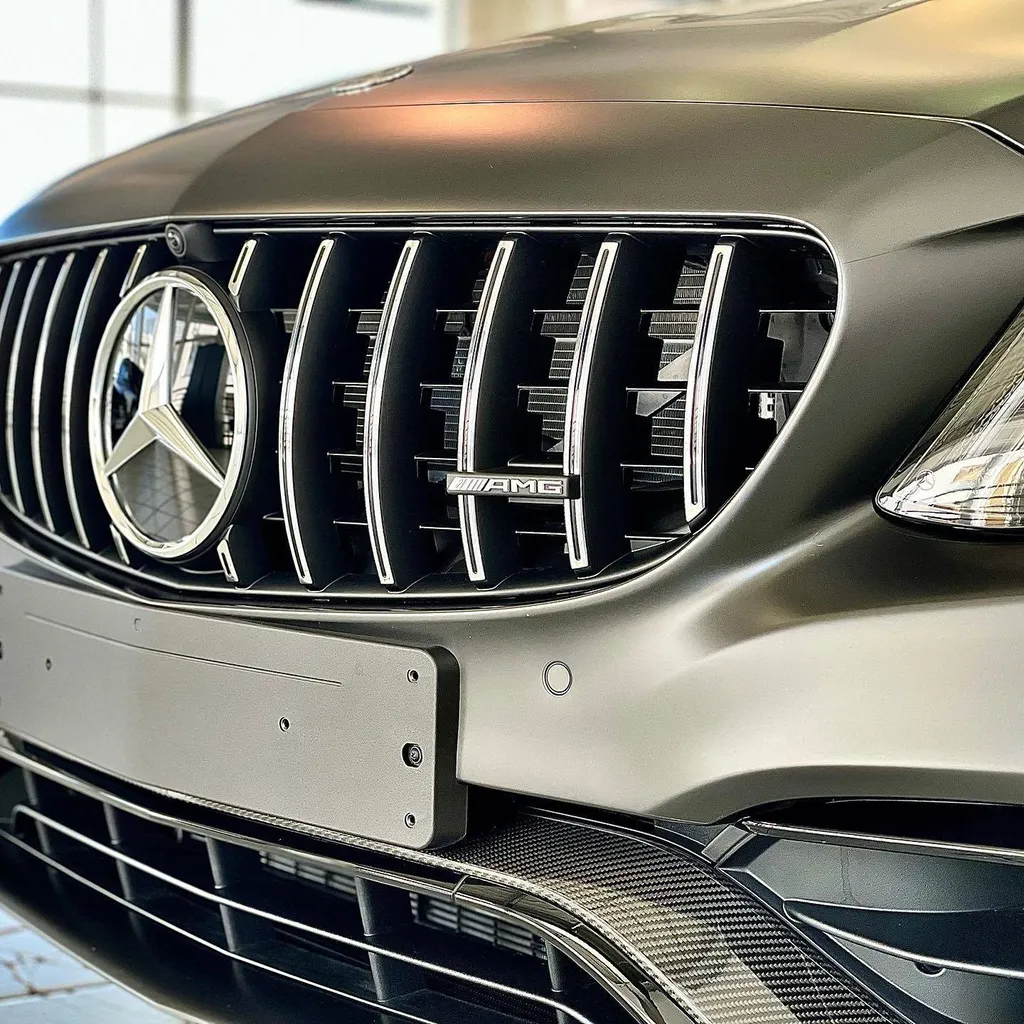 Pose de protection PPF sur la carrosserie d'une Mercedes C63 S AMG à Lyon dans le Rhône