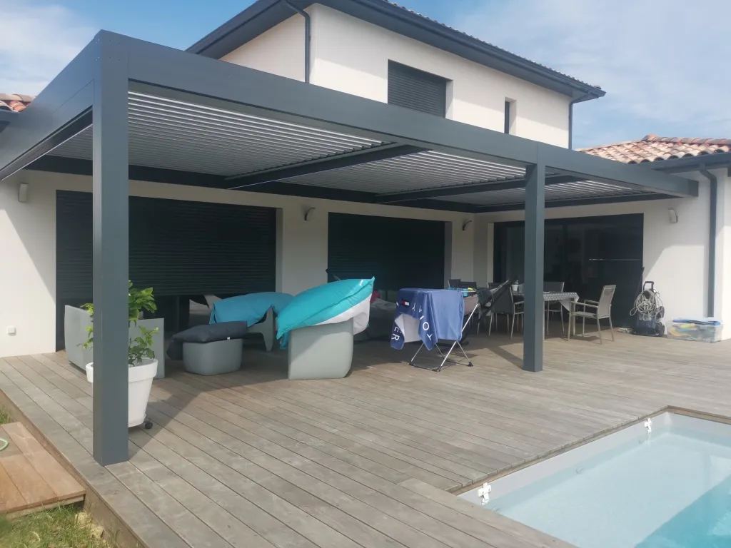 Installation d’auvent aluminium bioclimatique motorisé avec éclairage LED RGB à Rouffiac Tolosan sur terrasse bois exotique