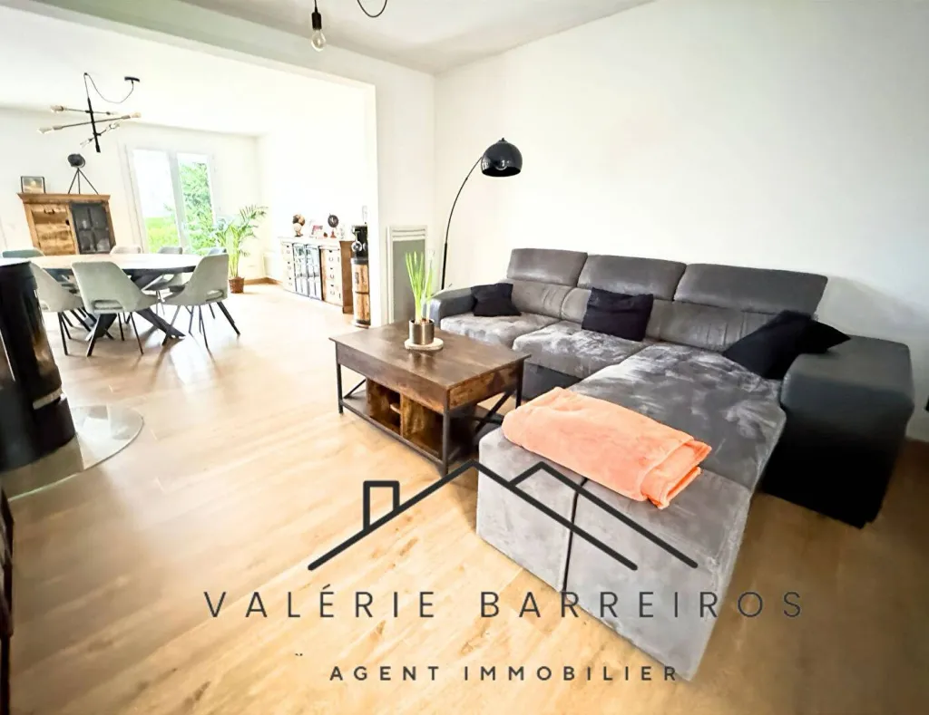 A vendre pavillon traditionnel de 194 m² habitables édifié sur 1800 m² de jardin sur la commune de LA HARENGERE 27370
