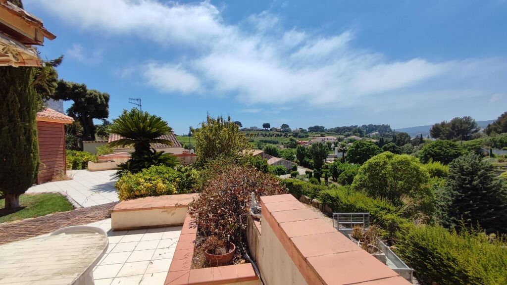 Vente maison Cassis  avec terrasse vue dégagée, garage et dépendances