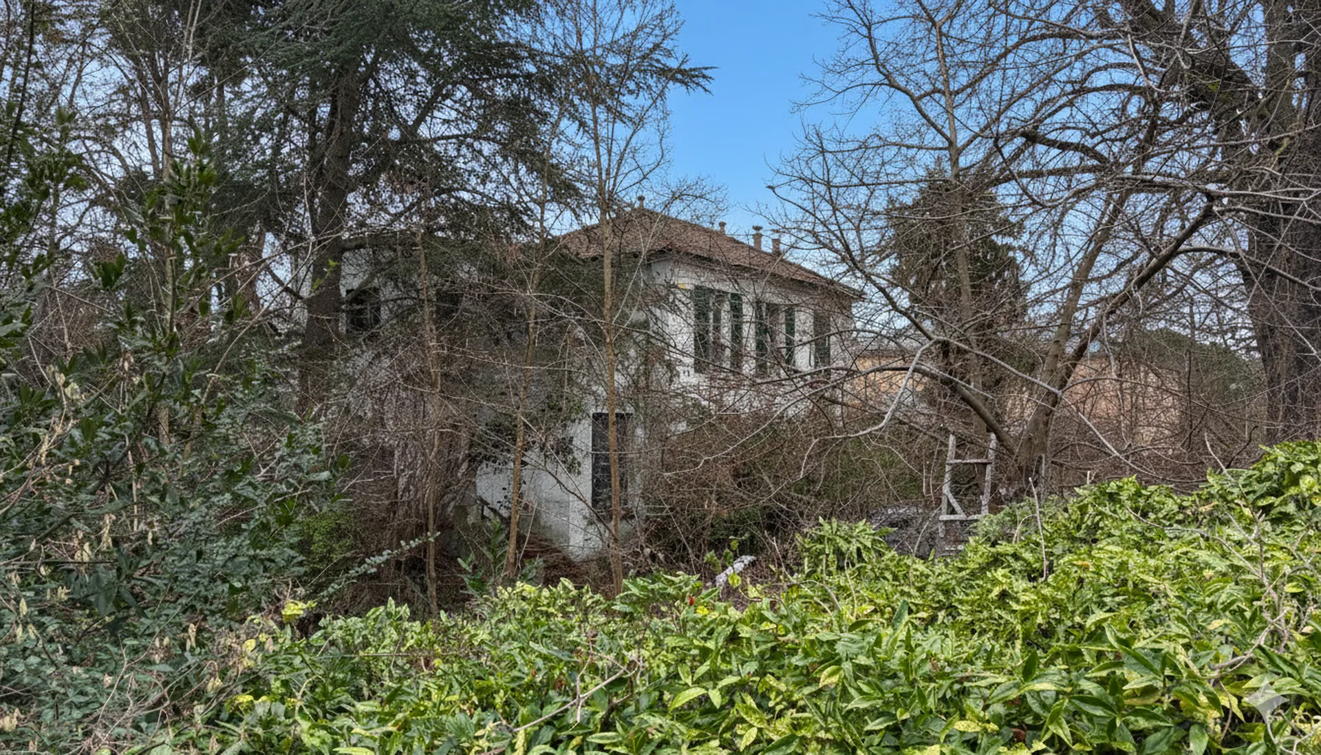 En Exclusivité maison à rénover avec terrain piscinable et dépendance chez Helix immobilier le Vésinet