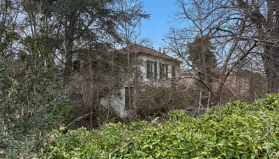 En Exclusivité maison à rénover avec terrain piscinable et dépendance chez Helix immobilier le Vésinet