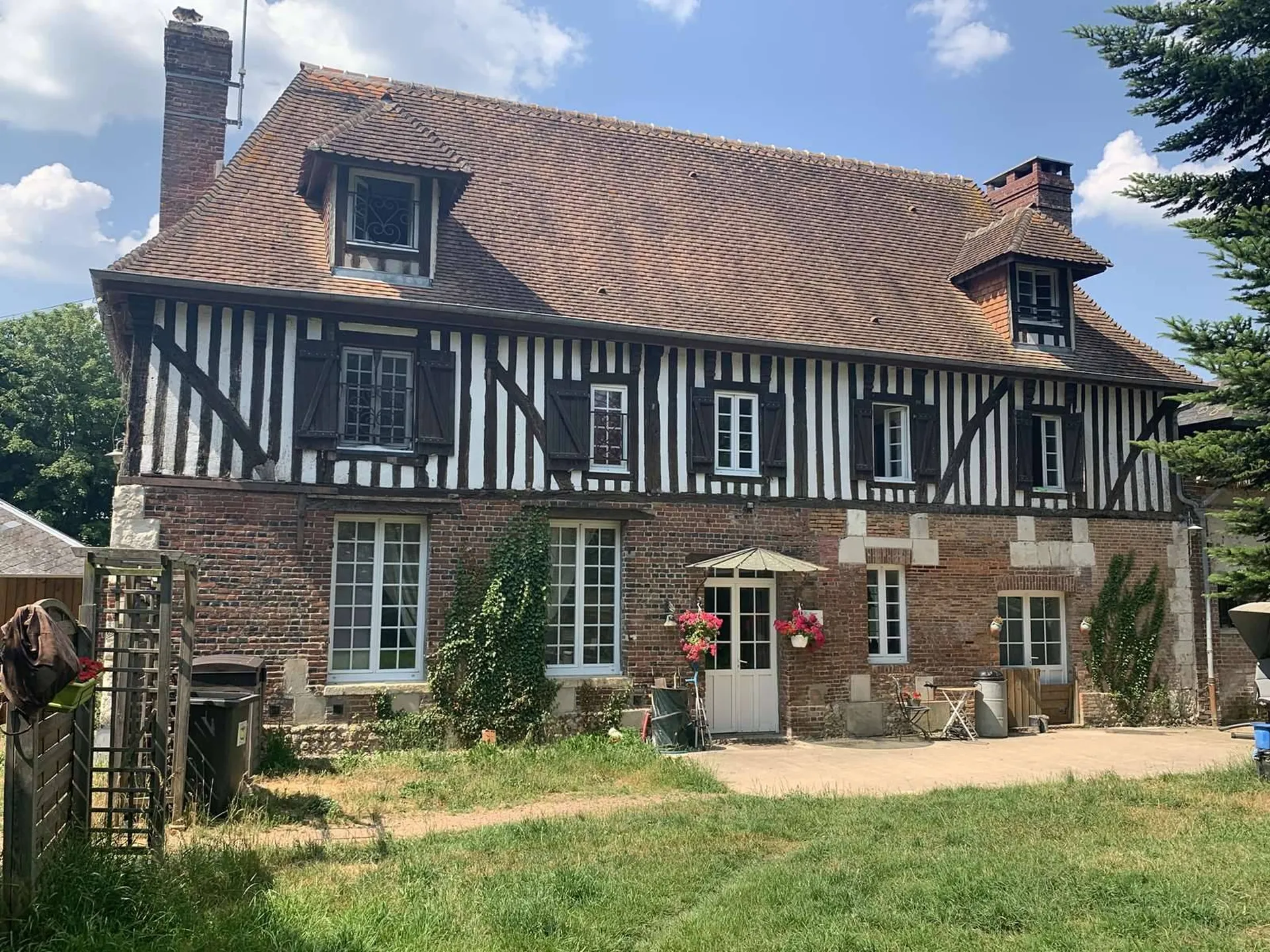 A vendre PAYS d’AUGE du CALVADOS : REGION LISIEUX : STRUCTURE EQUESTRE POUR CHEVAUX DE SELLES SUR 10 HA