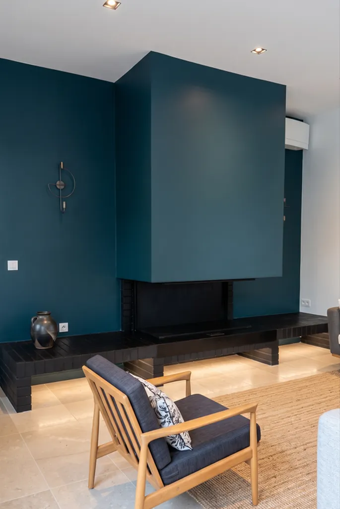 Installation d'une cheminée moderne avec insert 3 faces et banquette en brique noire à Mérignac en Gironde